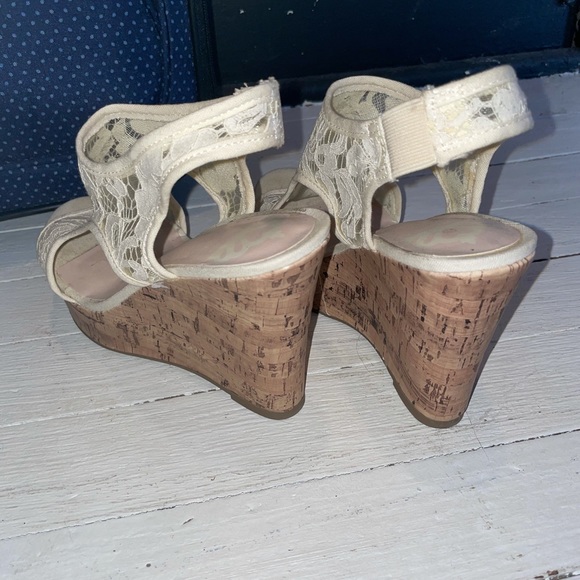 Size 6 Lace Wedges 4” - Picture 3 of 4